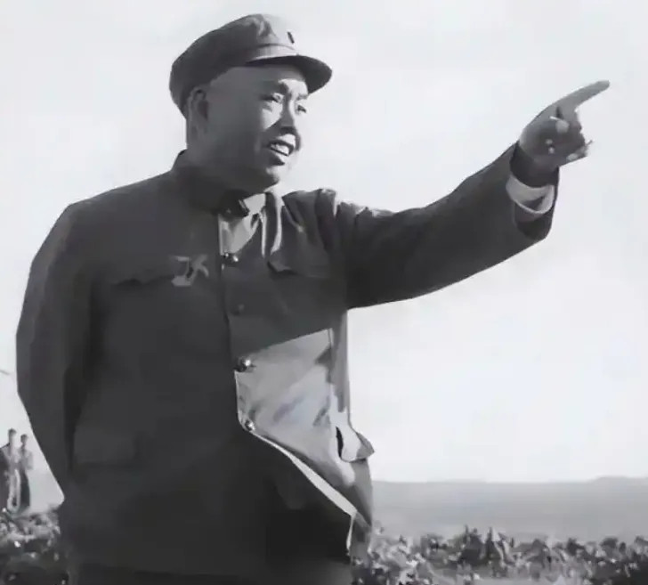 1971年冬，许世友视察南京长江大桥，见哨兵顶着鹅毛大雪在岗亭外硬扛，当场拍板要盖岗楼。管理人员却面