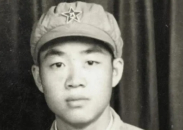1951年，一个15岁新兵擦大炮，埋头看瞄准镜，谁料突然瞅见，敌人阵地上出现一奇