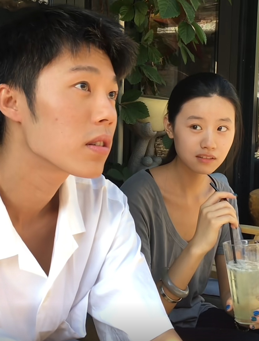 至此宝石成了赝品，她的眼眸才是真迹