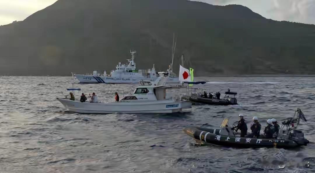 北京时间12月2日凌晨1时25分，钓鱼岛海域的宁静被打破！两艘日本船只悄然现