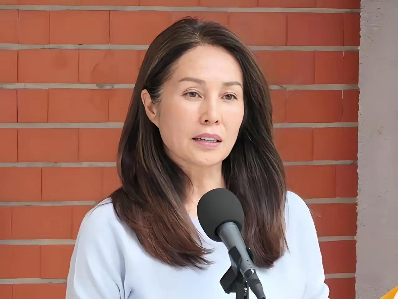 高金素梅就是有骨气，在这次军购案在“立院”投票中，她没有随蓝白起舞，她有自己的判