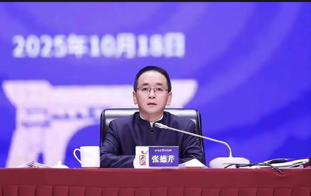 茅台新掌门是“卖电”的?70后陈华接棒,网友:这是要给白酒加“新能源buff”?
