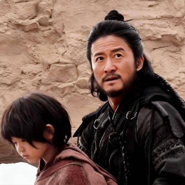 大年初一，影院里坐满了人。爆米花的甜味混着孩子的笑声，银幕上却亮起密码本和枪口