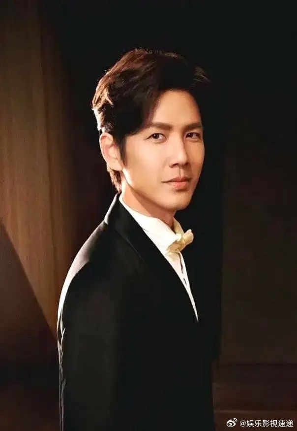 我不会是最后一个知道的吧？晓龙导演当初拍甄嬛传，原本定的果郡王，不是别人，正是天