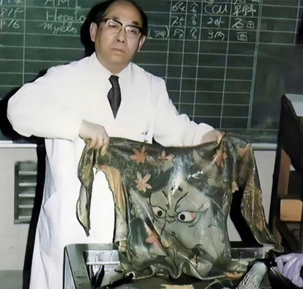 这张照片拍摄于1956年，当时日本医学博士、病理学家福士勝成（FukushiK