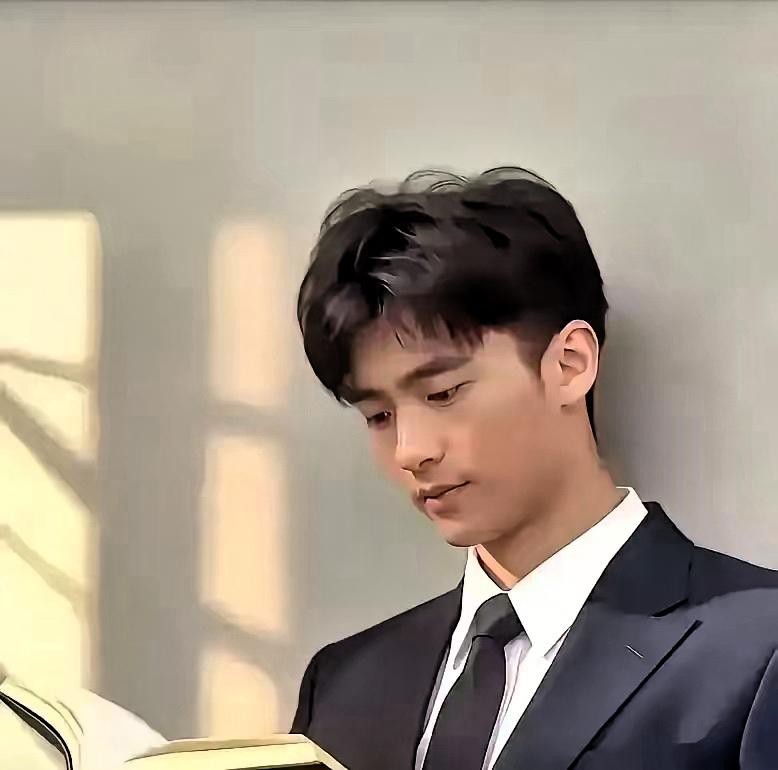 张柏芝被前经纪人旧合同索赔的深夜，17岁谢振轩拨通了谢霆锋的电话——这步棋，比律