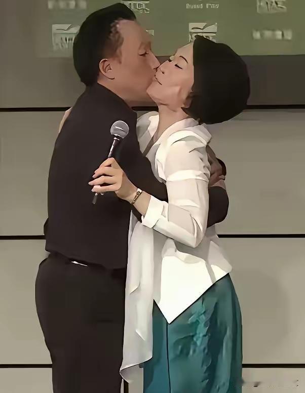 这个女人，风不能动，雨不能动，本王可以动!在网上看到一张男人拥吻女子照片，仔