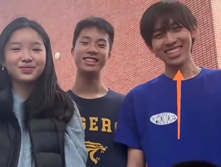 林志颖大儿子在学校和同学一起唱歌拍视频，kimi穿着深蓝色T恤出镜，16岁了还留