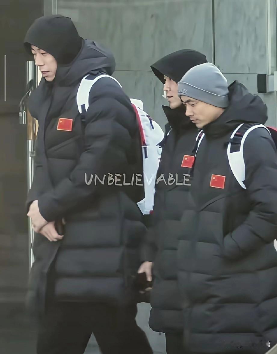 张镇鄰、赵继伟、高诗岩三人，穿着厚厚的黑色羽绒服，一起去往国家队报道训练。如果