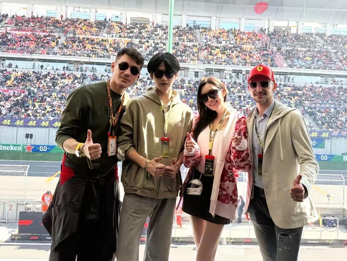 林太太陈若仪在上海观看F1赛事，与周柯宇、胡兵合影。她状态极佳，高挑美丽，曾是模