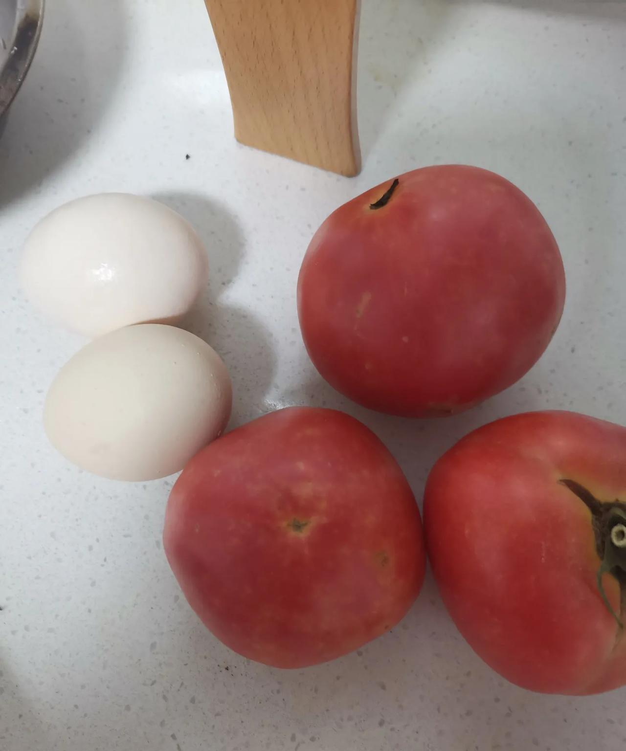 最近黄瓜豇豆正是盛果期，早晨腌豇豆腌黄瓜，中午炒豇豆腌黄瓜，晚上老公说：“可别吃