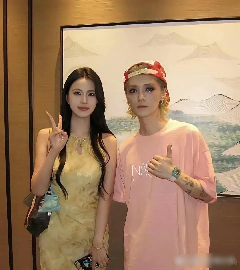 这是鹿晗？咋瘦成这样了，好奇怪？这是经历了什么