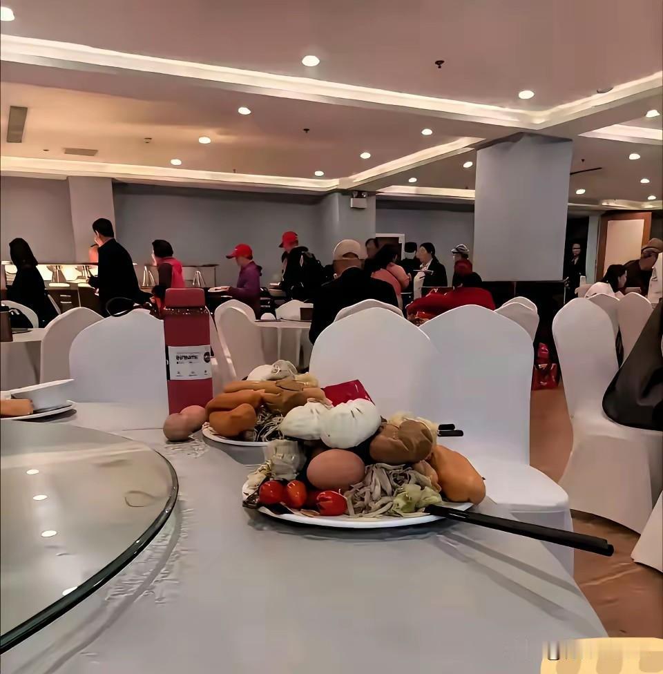 老年团的早餐，真的这么能吃吗[捂脸哭]