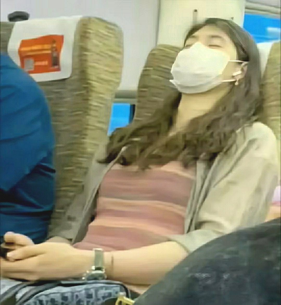 高铁上碰到的，想不起来她是谁了？！​​​