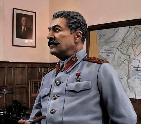 斯大林到底有多让人害怕？咱就这么说，世界上从来没有一个领袖，能像斯大林那样，对自