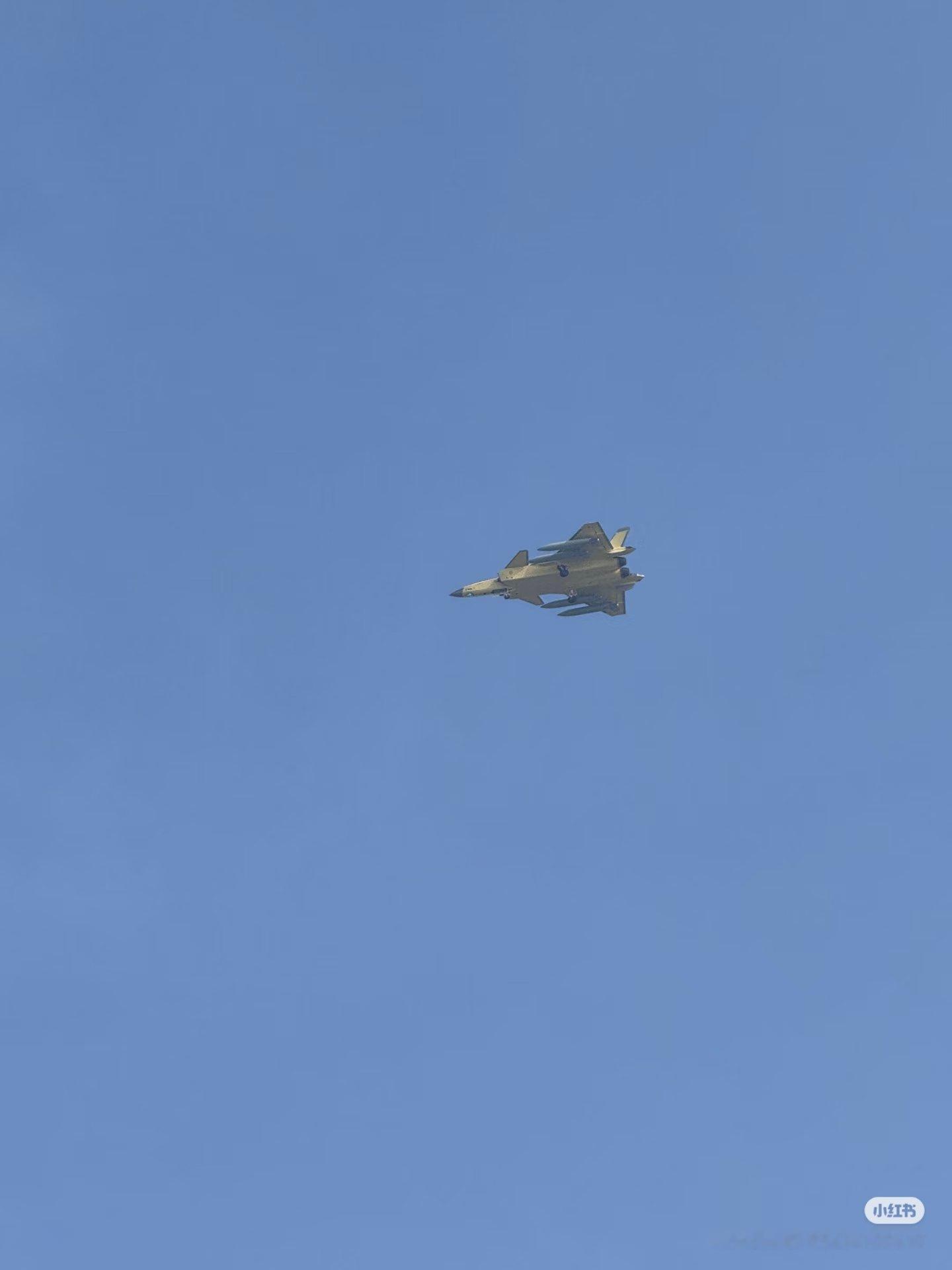 年底又来刷业绩～歼-20外挂4个副油箱，航程也得奔着5000-6000千米去了！