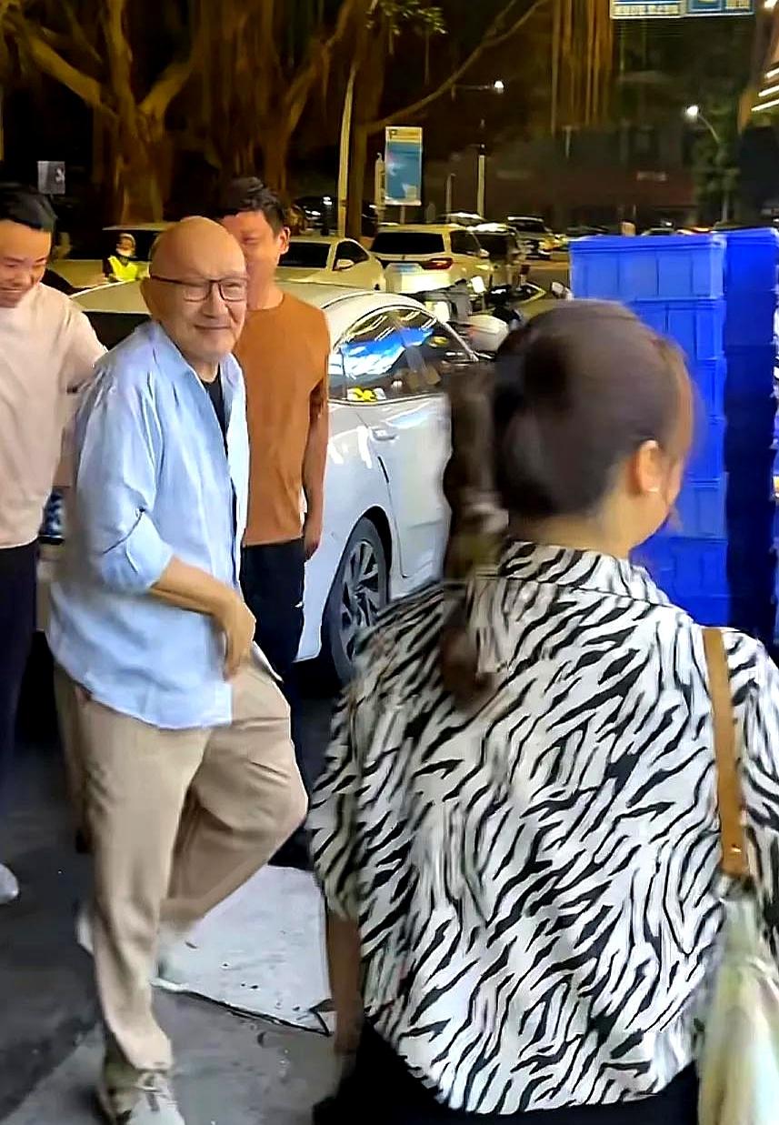 82岁还能在烟火气十足的大排档里跟街坊唠嗑？这标志性的大光头一露出来，老广们的