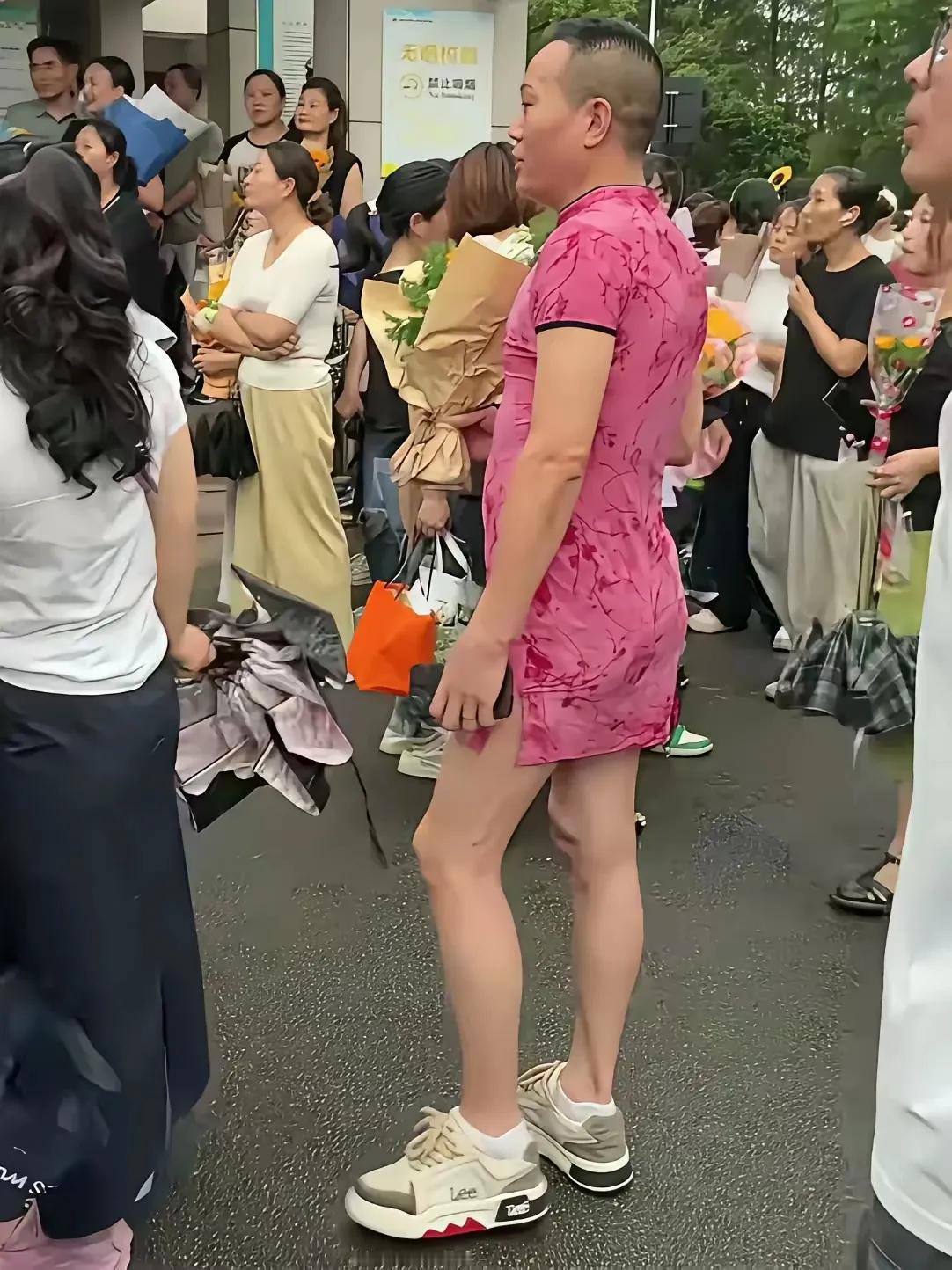 他是怎么做到旁若无人的？佩服！真的佩服！看来人和人真的不一样，做人的底线、尊严对