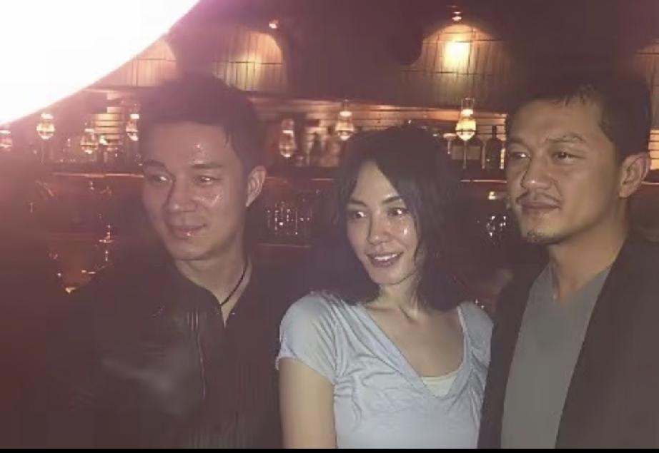 小S老公许雅钧和王菲、李亚鹏的合照。那时的李亚鹏和王菲还是夫妻，许雅钧称李亚鹏