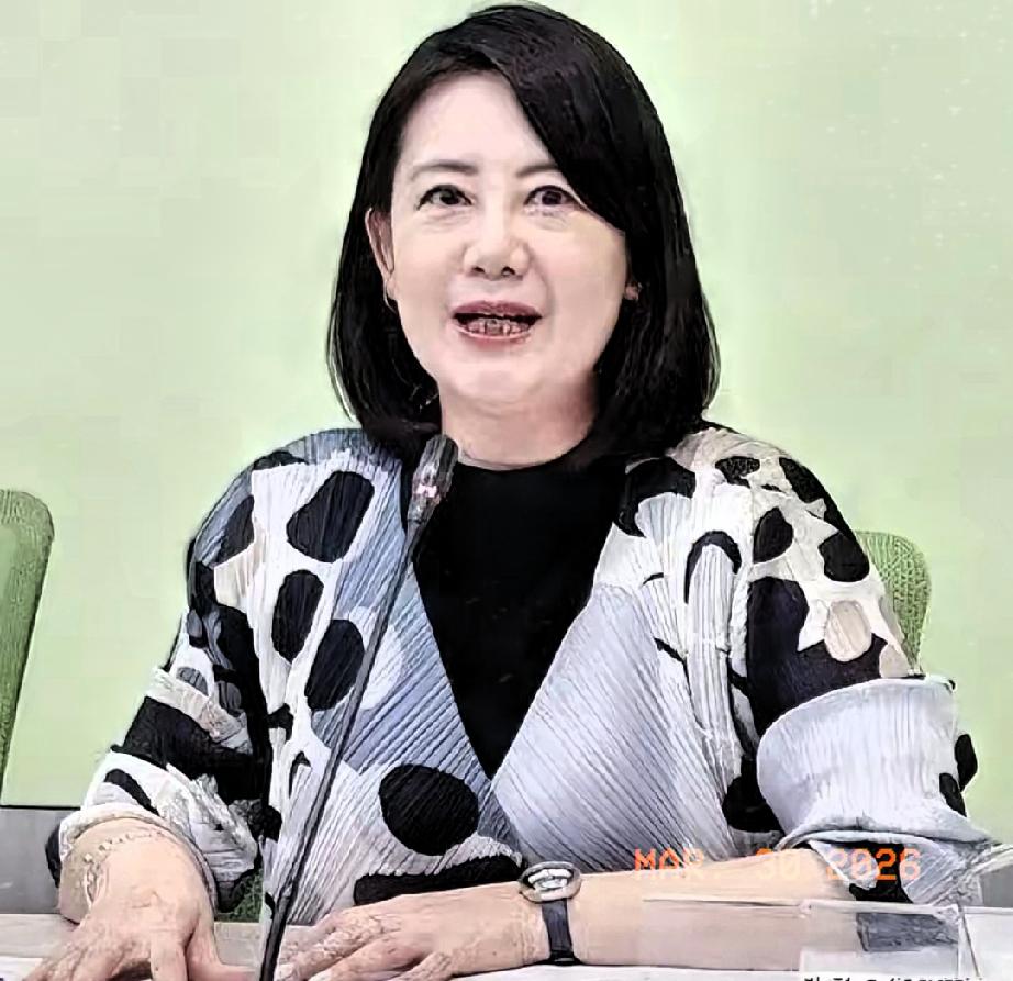 “台独”打手帮凶吴思瑶一听国民党主席郑丽文受邀访问大陆，彻底慌了乱了，歇斯底里了