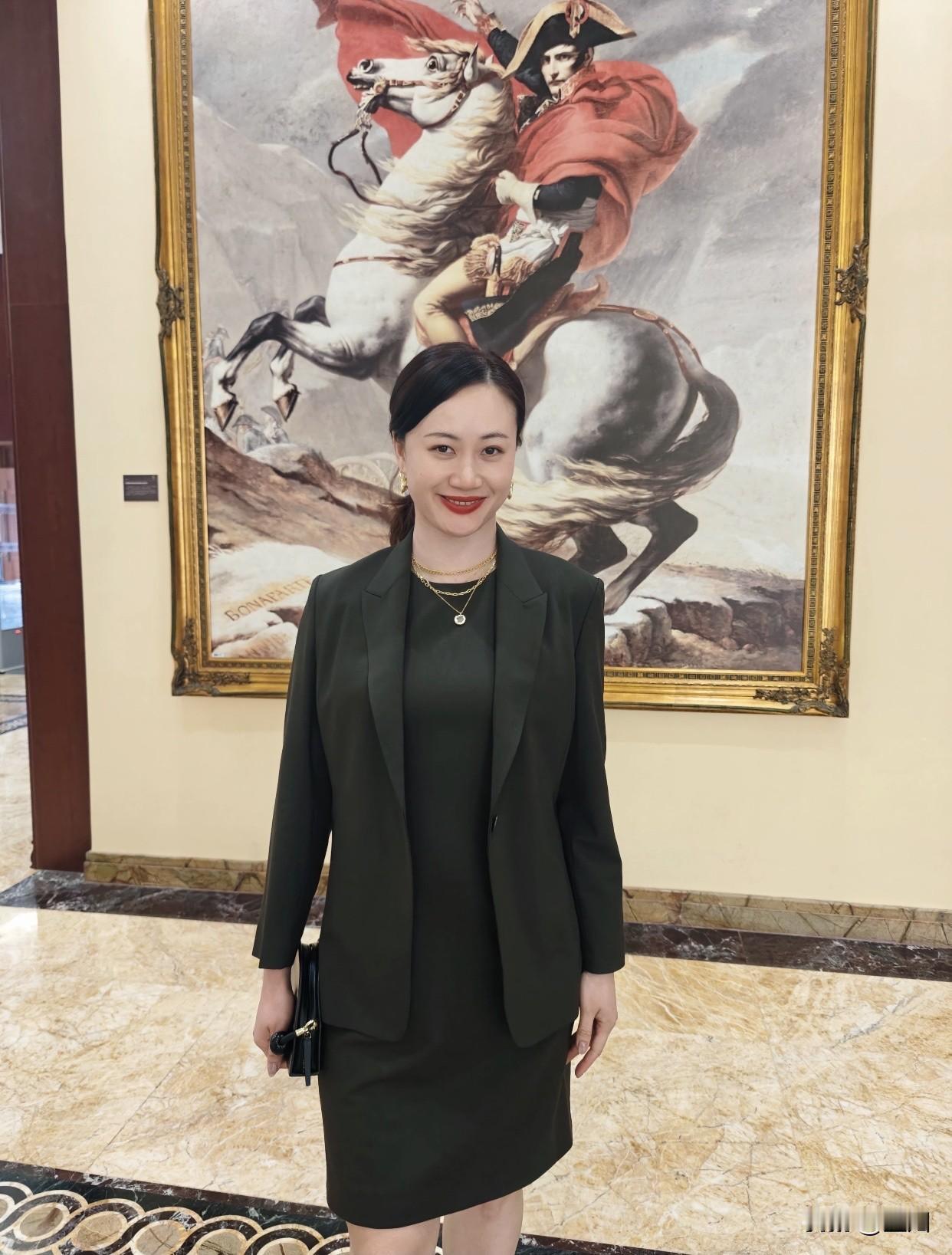 穿着打扮简约时尚，会根据不同场合选合适的衣服，彰显个人品味。她们内涵丰富，有良好