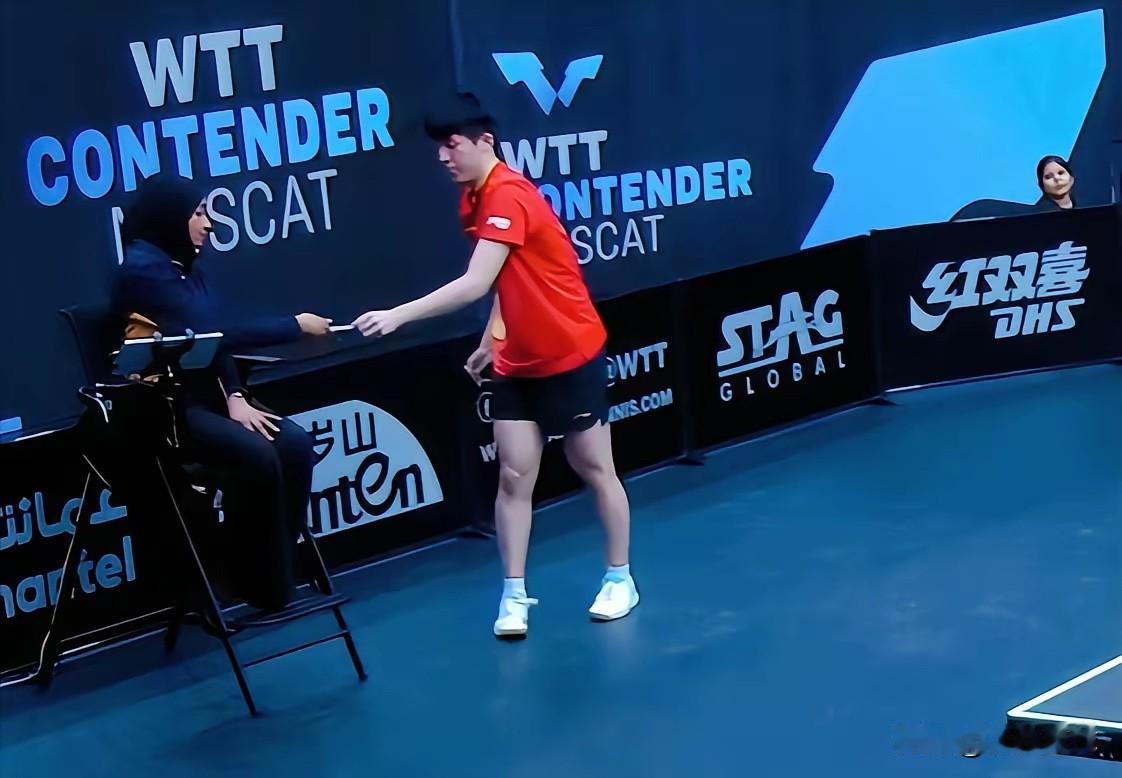 关于温瑞博：我察觉3个优点首先情商高，半决赛的时候，温瑞博看到裁判的笔掉