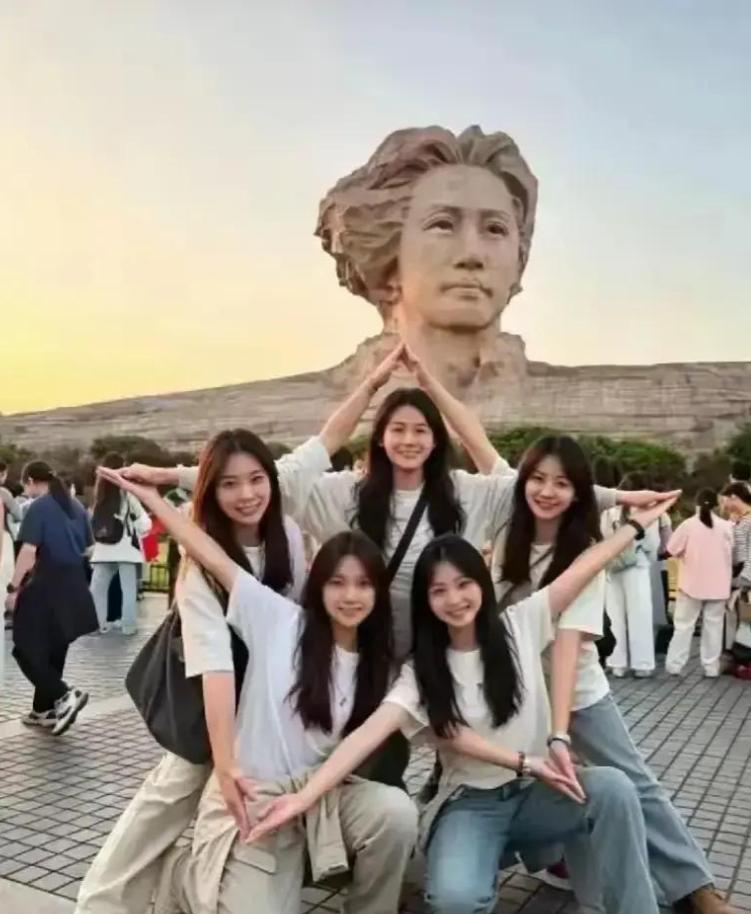 重庆有五个二十来岁的女孩，相约从重庆出发，专赴长沙橘子洲头，五人并肩站定，摆出五