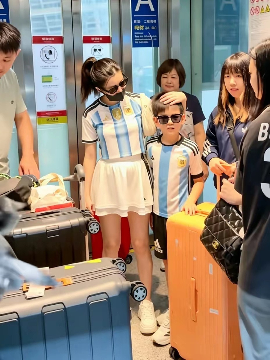 陈妍希带儿子回北京，小星星真帅，简直是迷你版的陈晓！