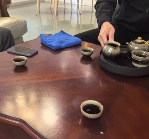 前几天在饭局上，看到一个刚毕业的小伙子，听到领导说了一句：“烟不够了，去帮我买包