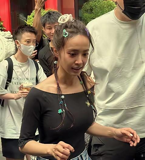 45岁的蔡依林看着跟15岁似的，也太显小了！身材娇小但不干瘪，这状态简直绝了！