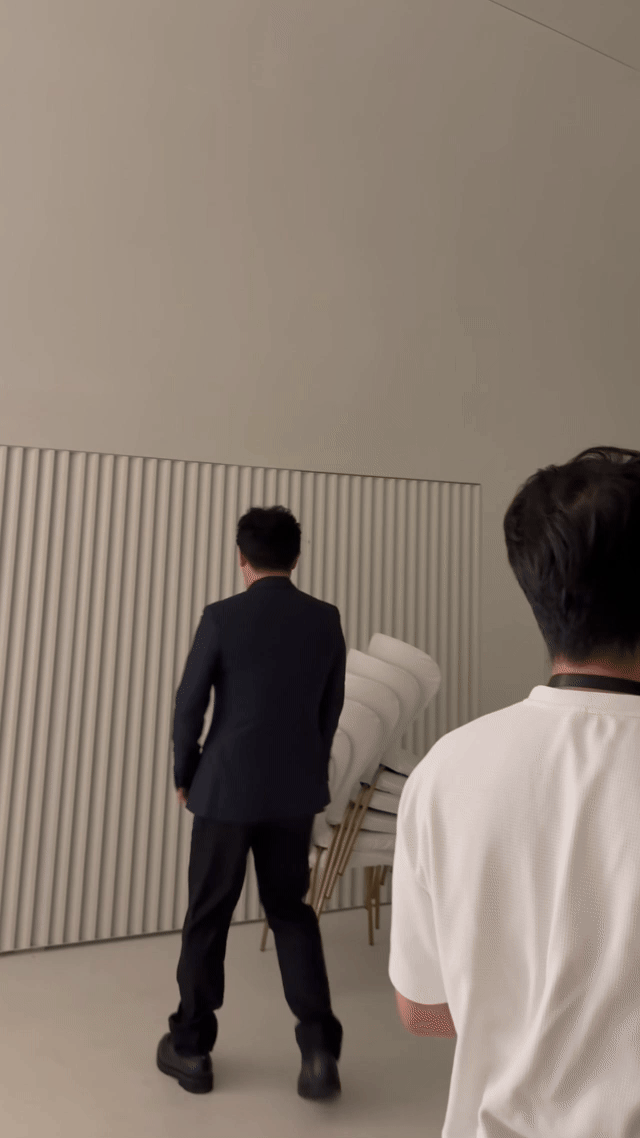 谁给黄渤设计的这个翘腿看到这张照片，突然发现黄渤也有这么时尚的一面。翘腿的姿势