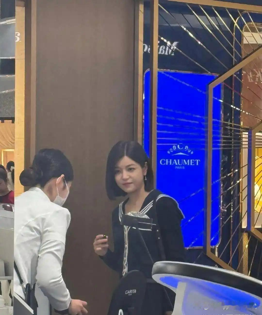 在北﻿京逛街居‎然撞见陈妍希，‎‍⁠真人﻿太‌‌‏能打‎‍了！巴掌脸，‎‌白到‏
