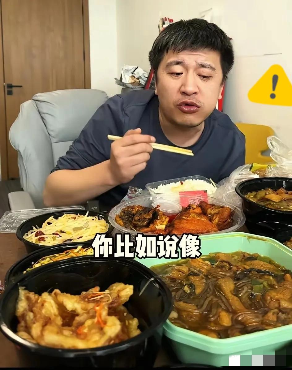 这是张雪峰离世当天中午出镜吃午饭的画面，一碗米饭配六道菜，盛菜用的都是塑料餐盒，