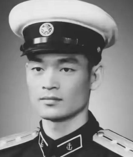 1948年，19岁穷小子硬闯军区大喊找爹！许世友冲出一看，浑身发抖泪崩当场1