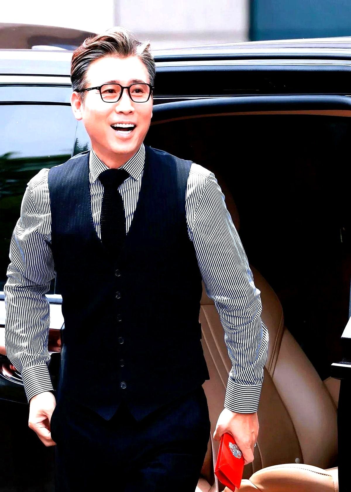李乃文一句“你有女朋友吗”，吓得陈哲远把脸埋进碗里猛扒白饭。空气凝固了几秒。陈哲远两腮塞满青菜，愣是