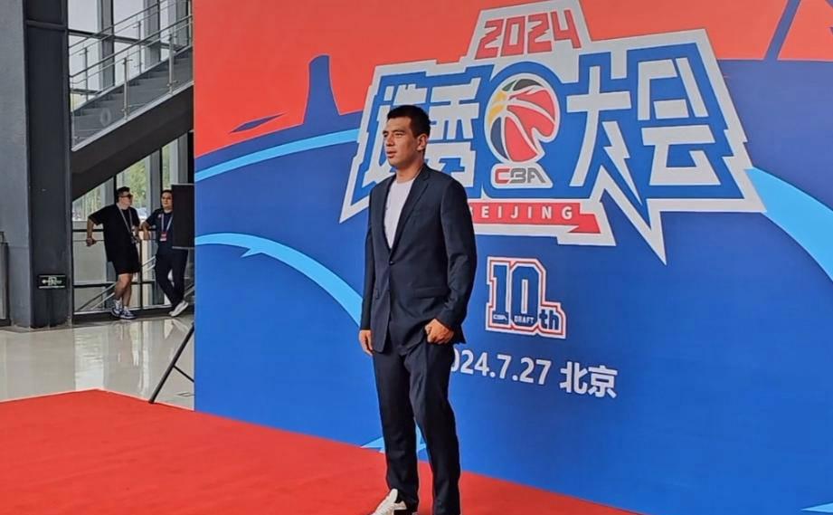 山东高速男篮签约杨文学属于无奈之举。大家都知道，山东高速男篮内线最需要的是身