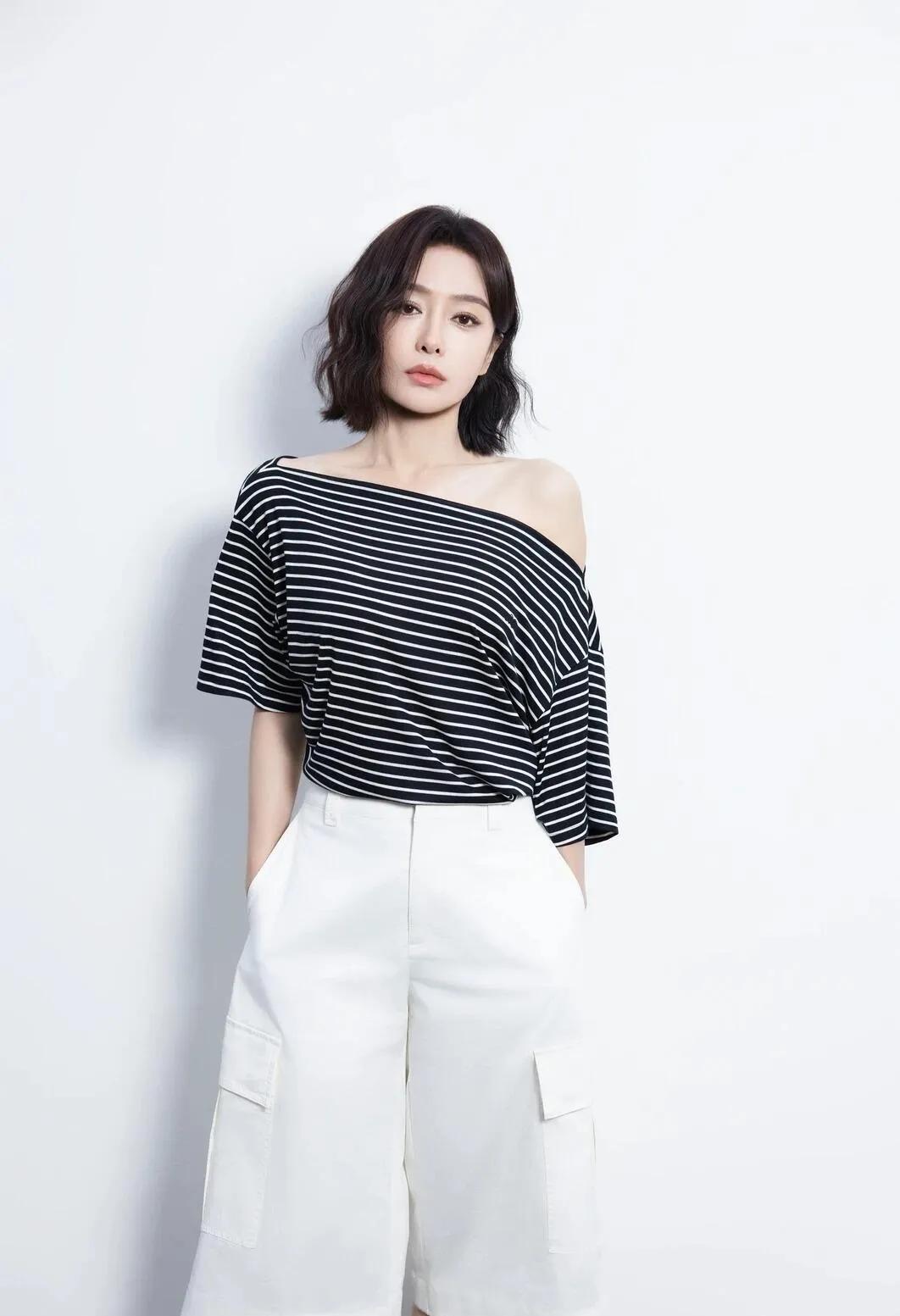 岚这身穿搭直接封神！斜肩条纹衫露肩又显瘦，搭配白色阔腿七分裤，简约高级感拉满