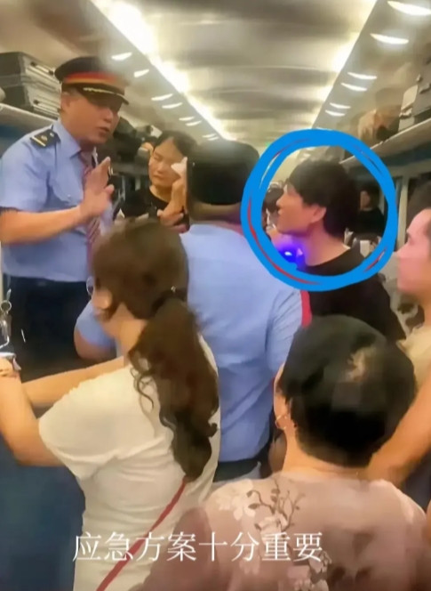 K1373列车脱轨原地滞留3个小时，车厢停电，空调停用，车厢闷热，乘客中暑缺氧。