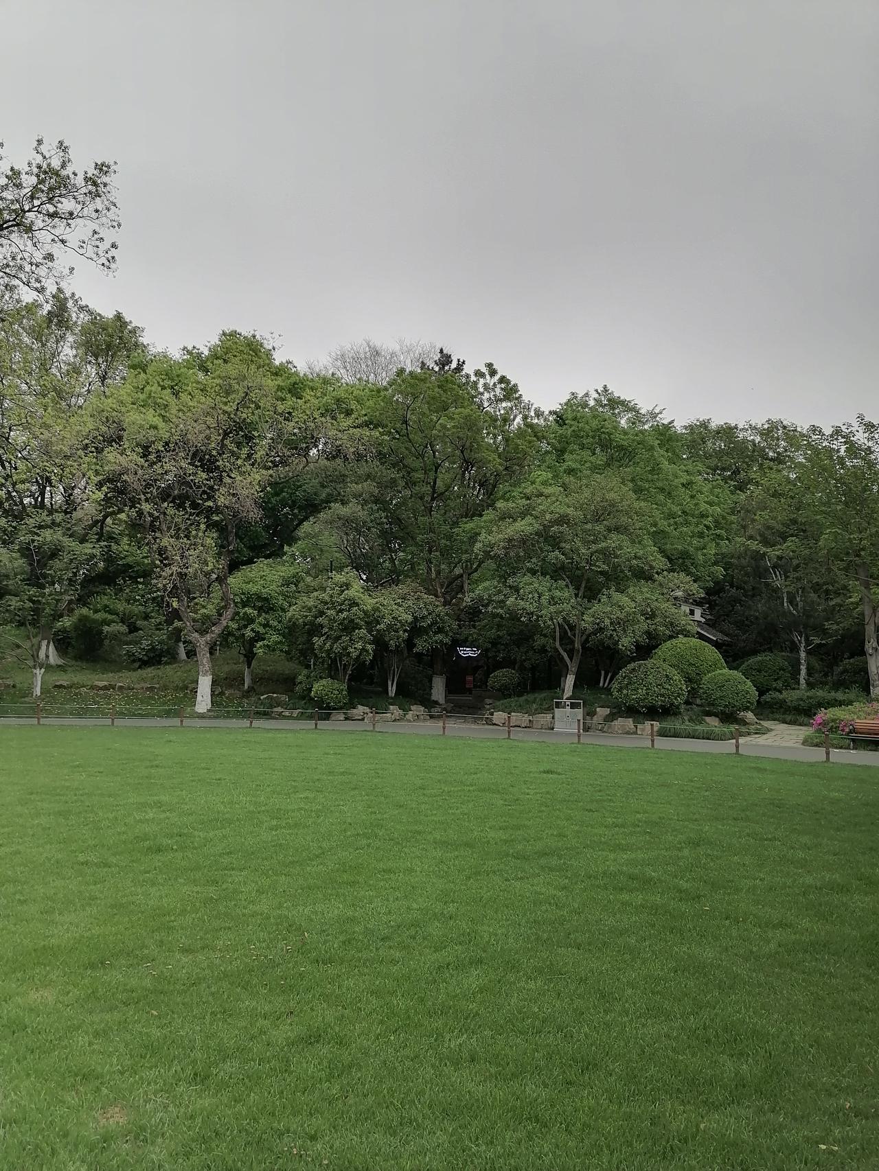 有位关系很好的朋友打算去旅游，他说先去普陀山，接着前往绍兴和雁荡山，最后路过南京