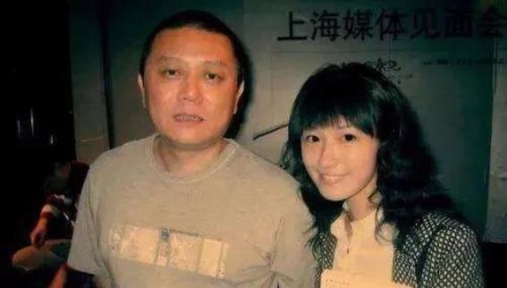 2005年，王朔给分手一年多的徐静蕾打电话：过来帮我搬家！那个冬天的北京冷得