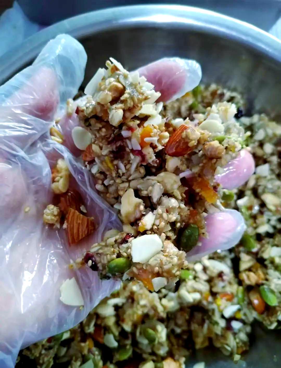 节后月饼价格断崖式下跌【1000元一吨五仁月饼成回收香饽饽】市场上在售月饼的保