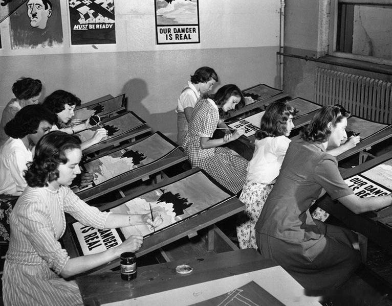 1942年7月8日，纽约州华盛顿港，女学生组成的艺术流水线正在忙着复制二战宣传画