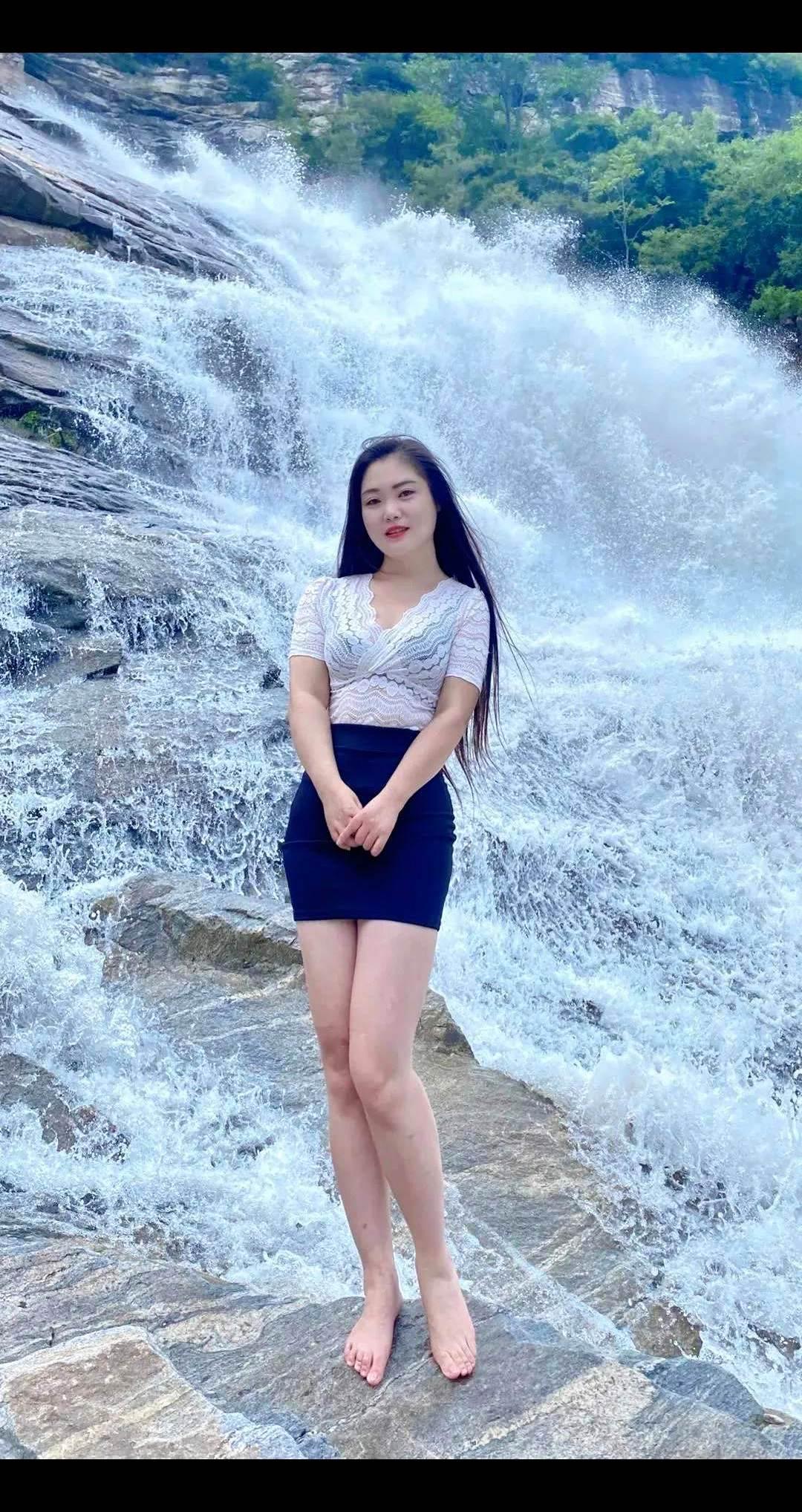 瀑布氛围感拍照穿搭与风景的适配度户外瀑布