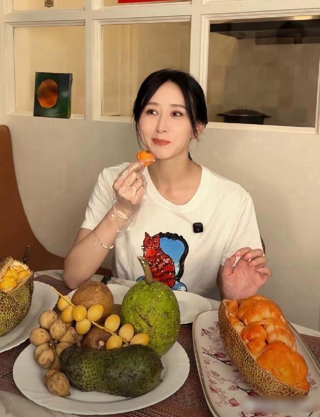 胡静摆的这一桌子水果我基本都不认识，明星吃的真跟普通人不一样​​​