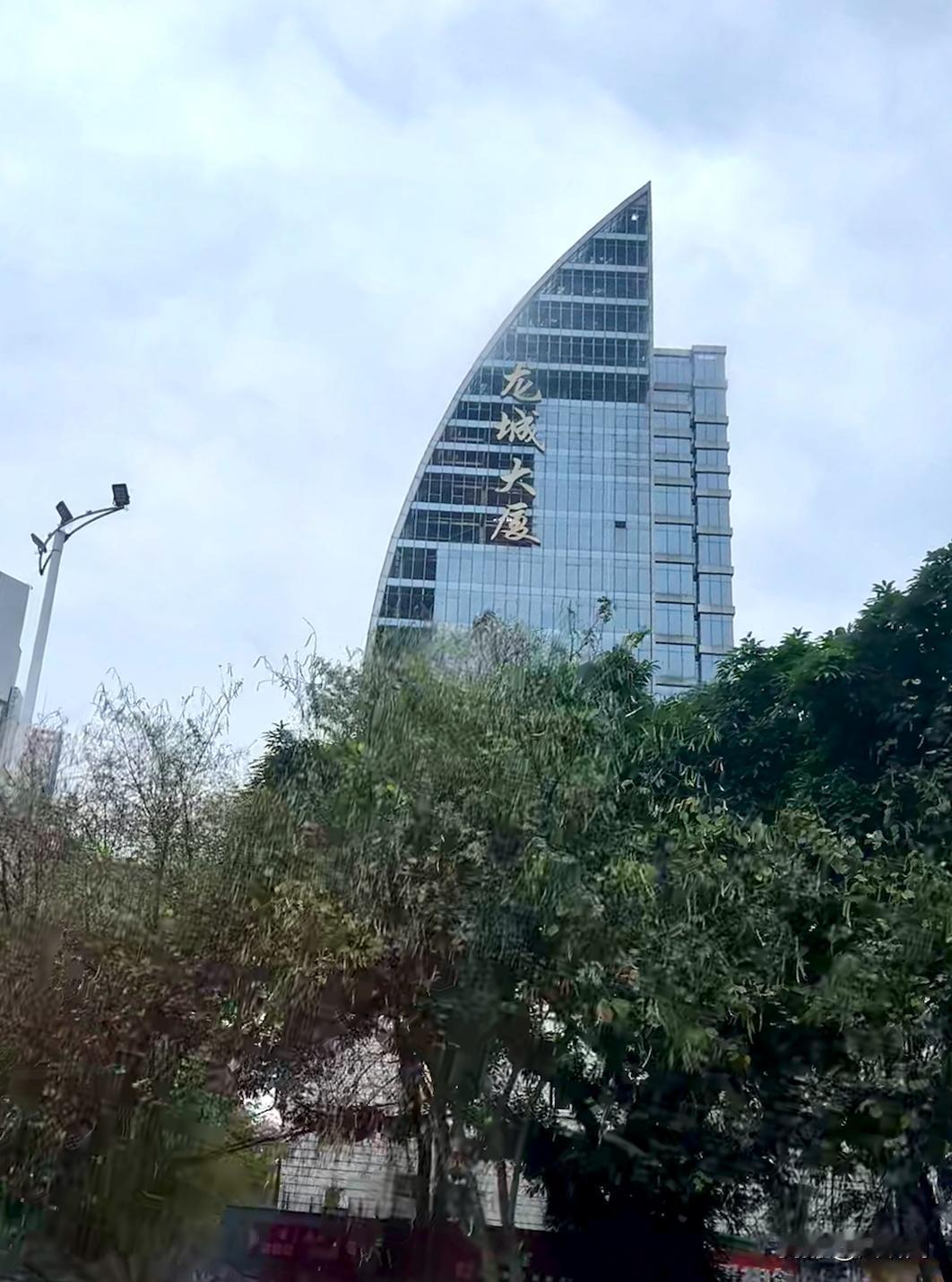 柳州寸土寸金的市中心，有栋大厦烂尾30年，何解？那天开车路过柳州城中区，被窗