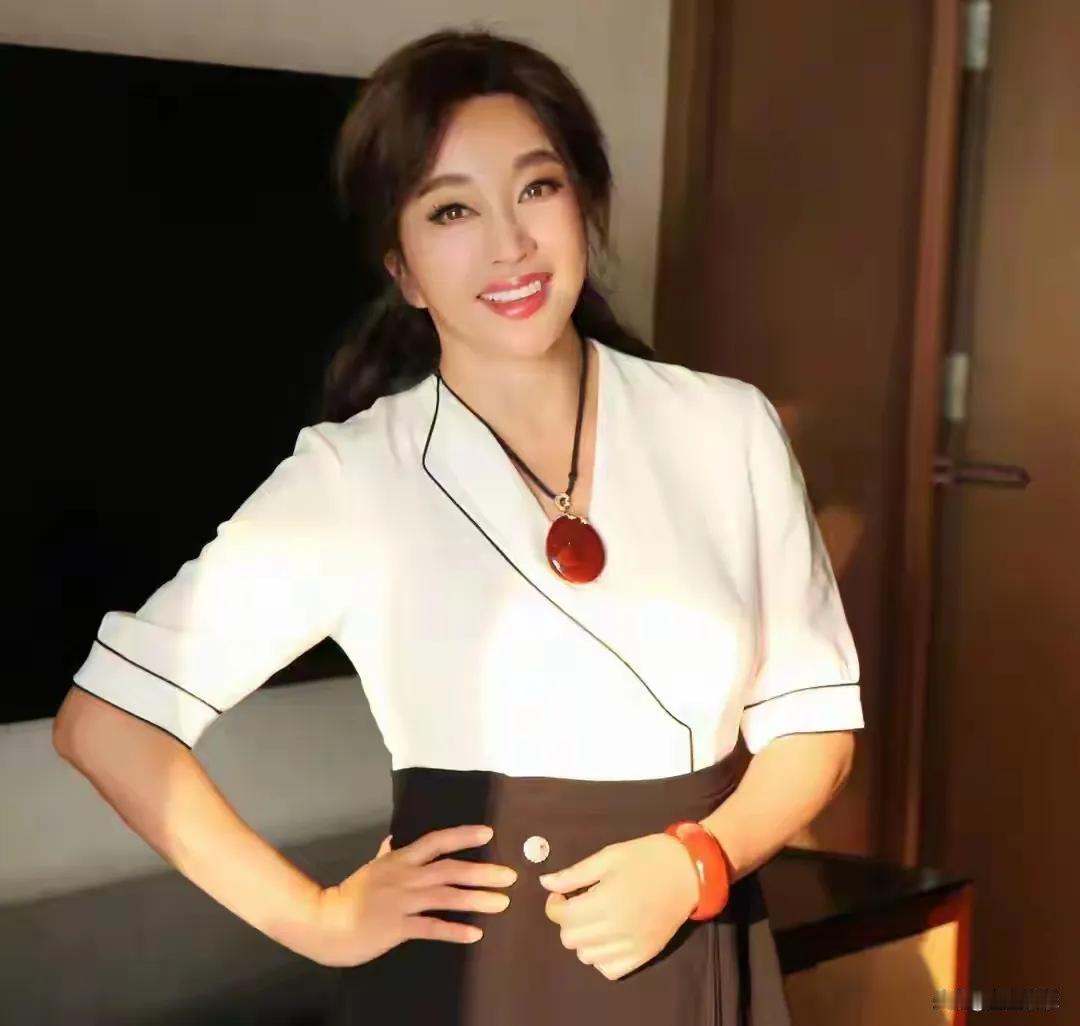 时光匆匆，阿峰与刘晓庆离婚已21年。如今67岁的他，依旧形单影只，孑然一身。曾经