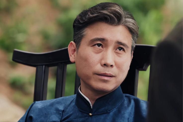 《九门》里最狠的半截李，满身锋芒，却求不到一个堂堂正正的名分。半截李坐着，比所