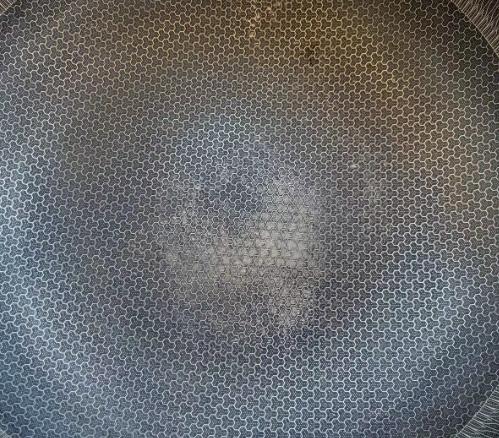 我媳妇去年花39块买了个网红不粘锅，用不到半年，涂层起泡、掉黑渣，炒个鸡蛋都粘得