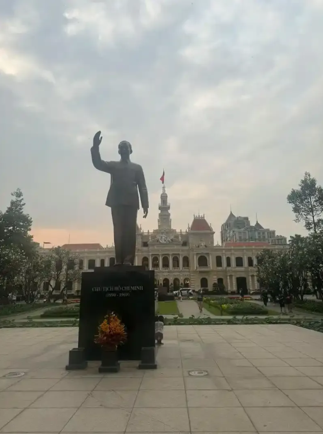 今天在越南的同事跟我说，胡志明大学今年开设了ai课，老师就讲deepseek，从
