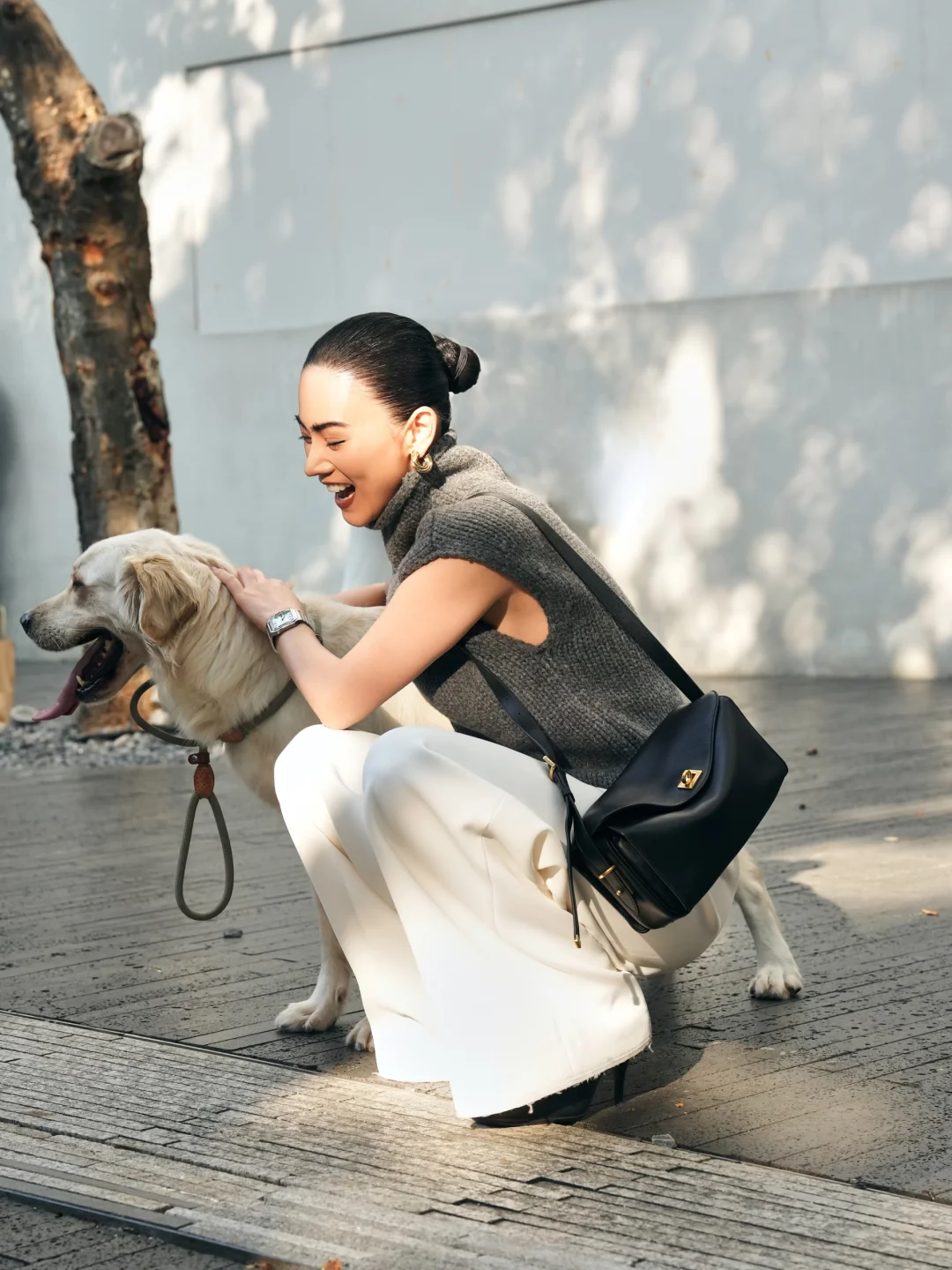 上周7号，皮衣、白裤和狗狗